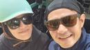<p>Ketika berolahraga, Dude Harlino dan Alyssa Soebandono tampak kompak dengan mengenakan pakaian olahraga gelap yang dipadu dengan kacamata hitam. (Foto: instagram/dude2harlino)</p>
