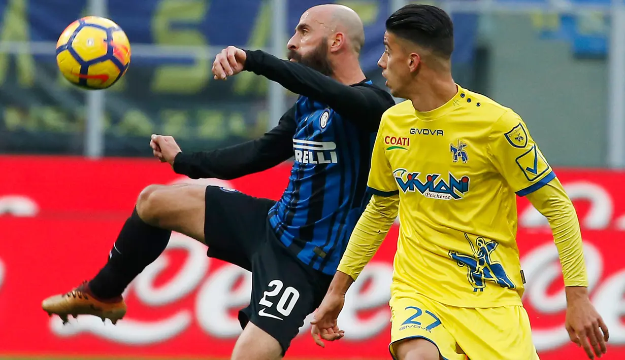 Pemain Chievo Verona, Fabio Depaoli  mengamati pemain Inter Milan, Iglesias Borja Valero mengendalikan bola pada laga ke-15 Serie A, di Stadion San Siro, Minggu (3/12). Inter menggilas tamu mereka dengan lima gol tanpa balas. (AP/Antonio Calanni)