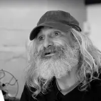 Seorang gelandangan asal Spanyol ini di-makeover oleh salon lokal jadi tampak mengagumkan. (Via: boredpanda.com)