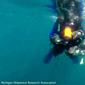Seorang penyelam merekam temuan kapal terbalik yang tenggelam ke dasar danau Michigan puluhan tahun lalu. 