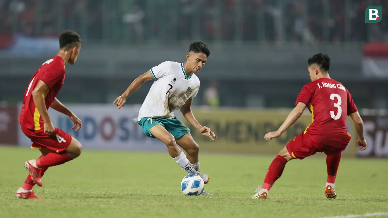 Foto: Aksi Dansa Marselino Ferdinan dan Ronaldo Kwateh Yang Membuat Vietnam Kerepotan