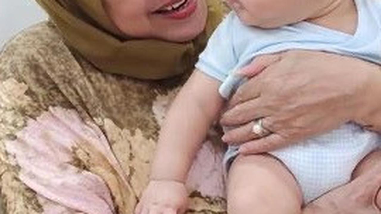 Ketika Rayyanza lahir, Farida juga melakukan kunjungan ke Andara. Ibunda Jeje ini ikut menggendong Rayyanza layaknya dengan cuci sendiri.