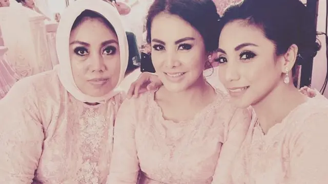 Siti KDI, Cici Paramida dan kakaknya