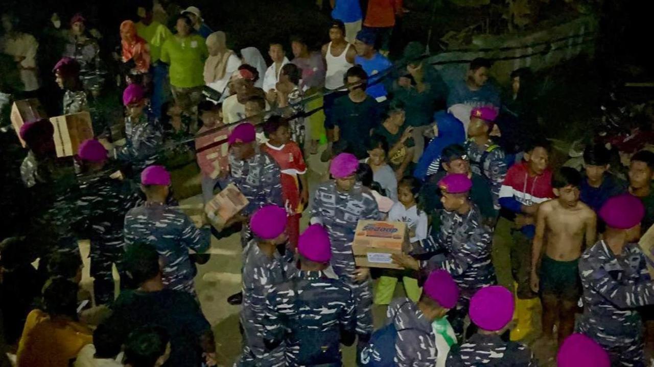 FOTO: Marinir TNI AL Gerak Cepat Salurkan Bantuan Banjir di Aceh Tamiang