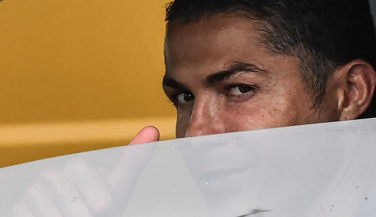 Striker Juventus, Cristiano Ronaldo, saat tiba di Pusat Latihan Juventus, Turin, Selasa (19/5/2020). Sejumlah pemain Juventus telah tiba di Turin untuk memulai latihan jelang bergulirnya kembali Serie A. (AFP/Marco Bertorello)