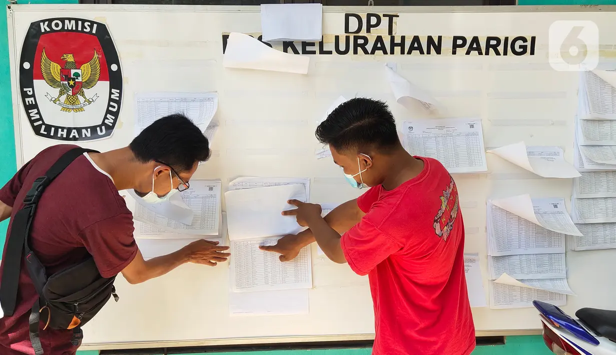 Warga mengecek Daftar Pemilih Tetap (DPT) di kelurahan Parigi, Tangerang, Selasa (8/12/2020). Jelang pilkada serentak khususnya wilayah Tangerang Selatan banyak warga yang melakukan pengecekan untuk memastikan nama mereka terdaftar sebagai DPT di wilayah tersebut. (Liputan6.com/Angga Yuniar)