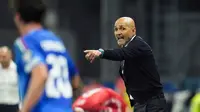 Pelatih Italia, Luciano Spalletti, memberikan isyarat di pinggir lapangan selama pertandingan kualifikasi Piala Dunia 2026 antara Italia dan Moldova di Mapei Stadium, Reggio Emilia, Italia, Senin, 9 Juni 2025. (Massimo Paolone/LaPresse via AP)