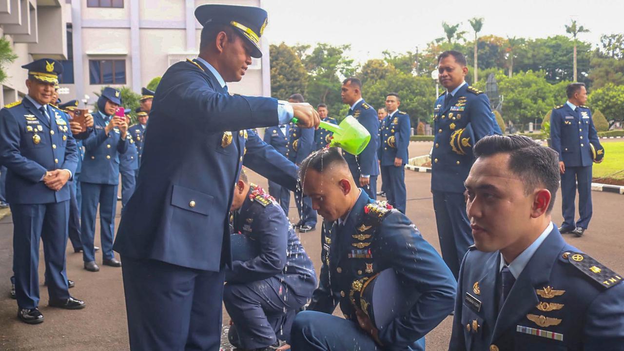 FOTO: Tradisi Mandi Kembang Warnai Kenaikan Pangkat di Koopsudnas