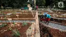 Aktivitas pekerja di kawasan Agro Edukasi Wisata Ragunan, Jakarta, Selasa (15/12/2020). Agro Edukasi Wisata Ragunan seluas 2,2 hektare tersebut untuk mengakomodir tingginya minat warga Ibu Kota dalam bercocok tanam di masa pandemi Covid-19. (Liputan6.com/Johan Tallo)