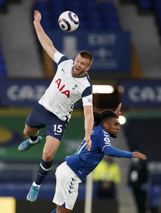 Gelandang Tottenham Hotspur, Eric Dier berebut bola dengan gelandang Everton, Alex Iwobi pertandingan lanjutan Liga Inggris di Goodison Park di Liverpool, Inggris, Sabtu (17/4/2021). Everton bermain imbang atas Tottenham 2-2. (AP Photo/Jon Super, Pool)
