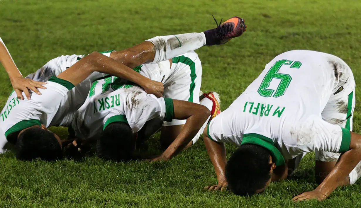 Para pemain Timnas Indonesia U-19 sujud merayakan gol yang dicetak Resky Fandi ke gawang Filipina U-19 pada laga Piala AFF U-18 di Stadion Thuwunna, Myanmar, Kamis (7/9/2017). Indonesia menang 9-0 atas Filipina. (Liputan6.com/Yoppy Renato)