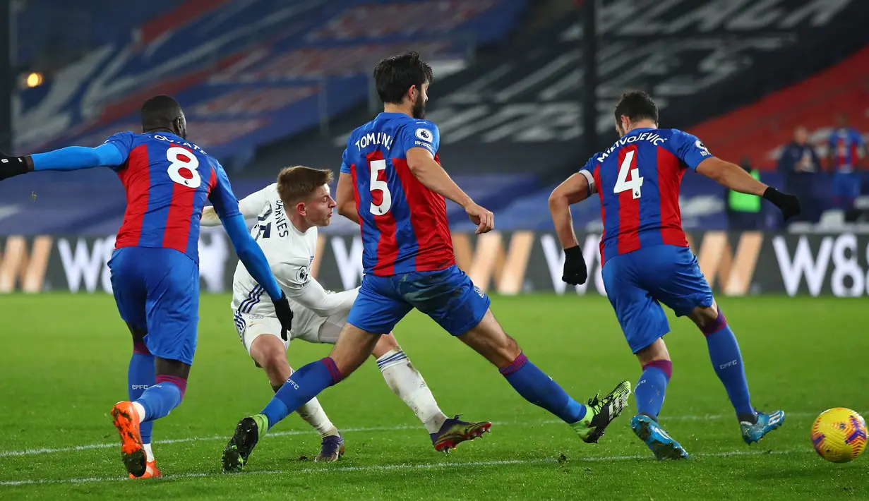 Gelandang Leicester City, Harvey Barnes (kedua dari kiri) mencetak gol penyeimbang 1-1 ke gawang Crystal Palace dalam laga lanjutan Liga Inggris 2020/21 pekan ke-16 di Selhurst Park, Senin (28/12/2020). Leicester City bermain imbang 1-1 dengan Crystal Palace. (AFP/Marc Atkins/Pool)