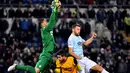 Kiper Hellas Verona, Nicolas Andrade (kiri) mengamankan bola dari kejaran pemain Lazio, Stefan de Vrij (kanan) pada lanjutan Serie A di di Olympic stadium, Roma, (19/2/2018). Lazio menang 2-0. (AFP/Alberto Pizzoli)