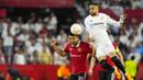 Pemain Manchester United, Casemiro, duel udara dengan pemain Sevilla, Youssef En-Nesyri, pada leg kedua perempat final di Ramon Sanchez Pizjuan, Jumat (21/4/2023). Pemain yang memiliki segudang pengalaman di kompetisi Eropa ini tampil melempem saat melawan Sevilla. Sebagai gelandang bertahan, ia sama sekali tidak memberikan perlindungan ekstra kepada pertahanan MU yang sangat rapuh. (AFP/Jorge Guerreo)