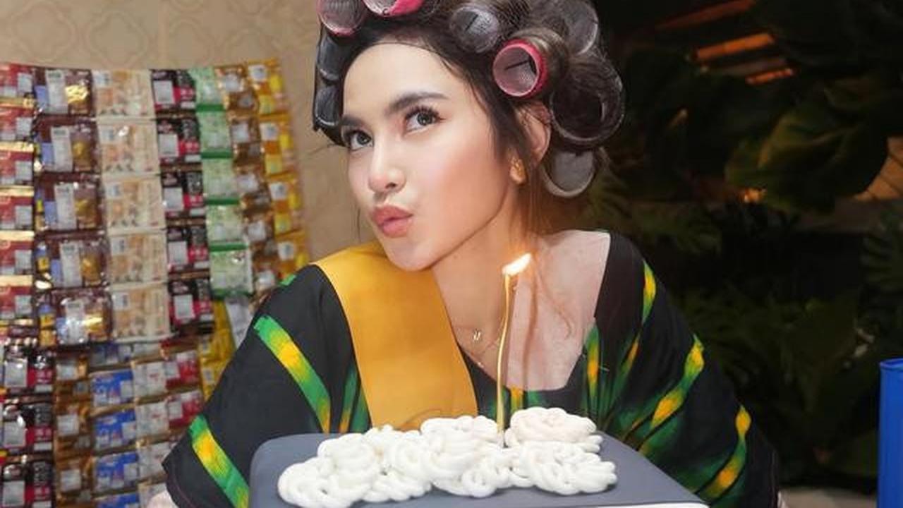 7 Potret Warung Ceu Lini di Ultah Mahalini ke-26, Ada Kue Microwave Unik