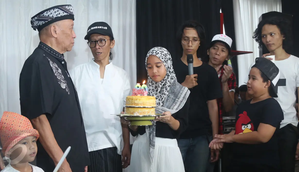 Ayahanda Bimbim saat merayakan ulang tahun ke-80 di markas slank, jakarta, senin (18/01/2016). Bimbim Slank juga membuat sebuah band keluarga pada yang bernama THE SIDHARTAS. (Liputan.com/Herman Zakharia)