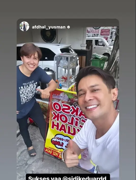 Sidik Eduard tak ragu menjalani peran barunya sebagai penjual bakso cilok. Tidak sedikit netizen menyebut Sidik hanya syuting jadi penjual. Bahkan, ada yang tidak percaya dengan usaha baru Sidik sebagai penjual cilok. Momen Afdal Yusman saat menyambangi Sidik jualan. [TikTok/dheeduard]