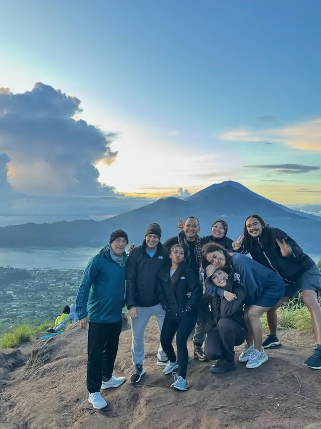 6 Potret Seru Yasmin Napper Mendaki Gunung Batur Bersama Keluarga