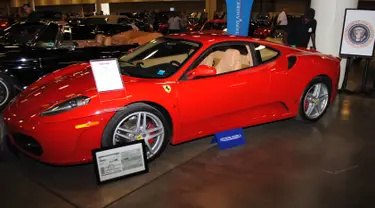 Sebuah mobil Ferrari F430 yang pernah menjadi milik Presiden Donald Trump dipamerkan oleh Auctions America di Florida, 31 Maret 2017. Mobil yang dilelang pada 1 April kemarin itu terjual seharga 270.000 dolar AS atau sekitar Rp3,6 miliar (LEILA MACOR/AFP)