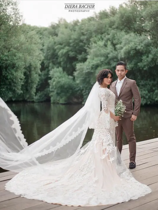 Selalu mengingatkan dan mengisi kekurangannya selama ini, Surya Ibrahim langsung meminang pesinetron Sheza Idris. Bahkan, baru setengah bulan lalu keduanya bertemu hingga akhirnya sekarang menjadi sepasang suami istri. (Instagram/shezaidris)