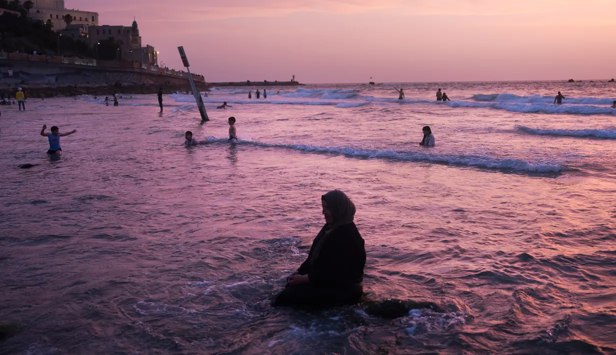Muslim Palestina menghabiskan hari libur Lebaran di pantai Tel Aviv, Israel, 6 Juni 2019. Selama Idul Fitri, warga Palestina mengunjungi pantai di kawasan Tel Aviv untuk menandai berakhirnya ibadah puasa Ramadan. (AP Photo/Oded Balilty)