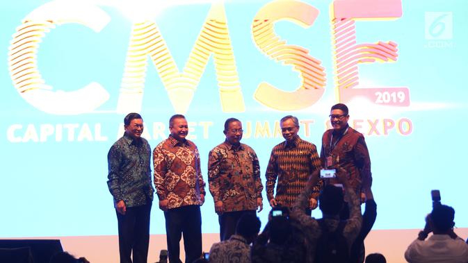 Menko Perekonomian Darmin Nasution (tengah) didampingi  Ketua OJK Wimboh Santoso (kedua kanan) dan Dirut BEI Inarno Djajadi (kiri) foto bersama saat membuka Capital Market Summit & Expo 2019 di Balai Sidang Jakarta Convention Center (JCC), Jakarta, Jumat (23/8/2019). (Liputan6.com/Angga Yuniar)