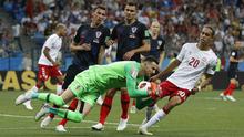 Kiper Kroasia, Danijel Subasic mengamankan bola dari kejaran pemain Denmark, Yussuf Yurary Poulsen pada laga 16 besar Piala Dunia 2018 di Nizhny Novgorod Stadium, Rusia, (1/7/2018). Kroasia menang 3-2 lewat adu penalti. (AP/Darko Bandic)