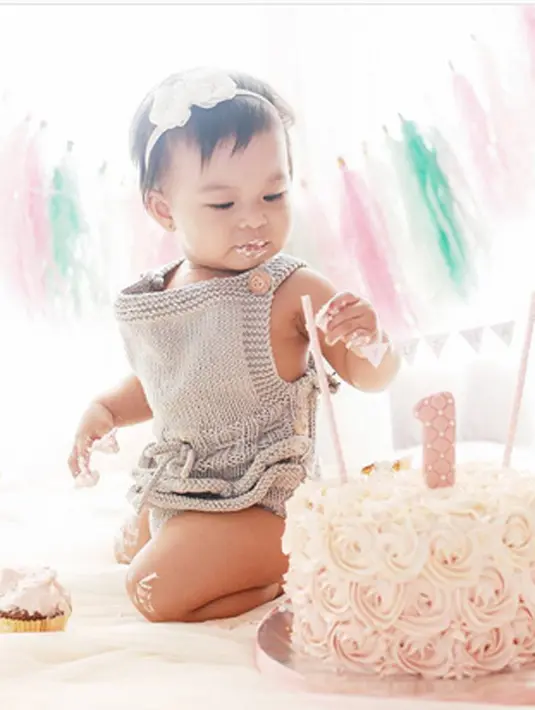 Hanya dalam hitungan jam setelah foto diunggah, langsung dibanjiri ucapan selamat dari pengikutnya. Foto Chelsea sedang menggendong buah hati dan disebelahnya ada Gleen itu mendapatkan ratusan ribu likes. (Instagram/glennalinskie)