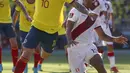 Gelandang Kolombia James Rodriguez berebut bola dengan gelandang Peru Renato Tapia pada lanjutan fase grup kualifikasi Piala Dunia 2022 zona Amerika Selatan, di Estadio Metropolitano Roberto Meléndez, Sabtu (29/1/2022) dini hari WIB. Peru menang 1-0. (Daniel MUNOZ / AFP)