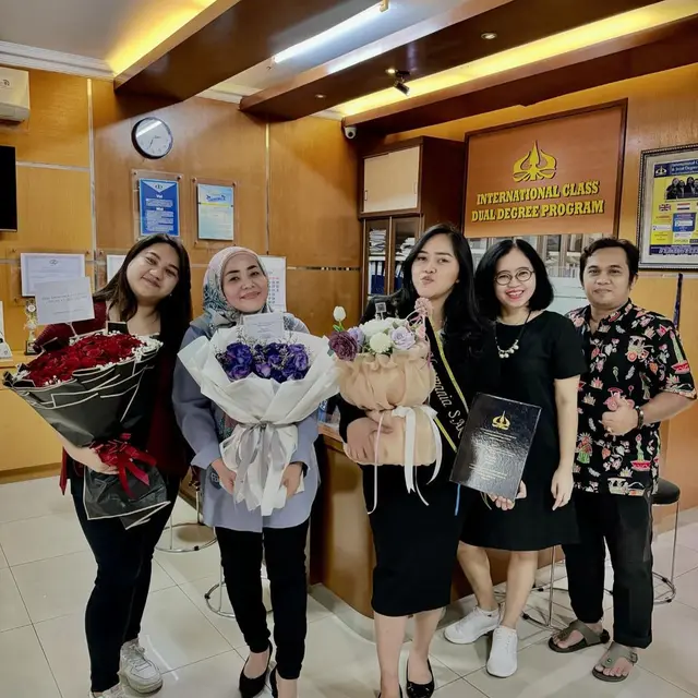 6 Potret Dewi Nurmania Anak Muzdalifah Lulus Sidang Skripsi, Bergelar Sarjana Akuntansi