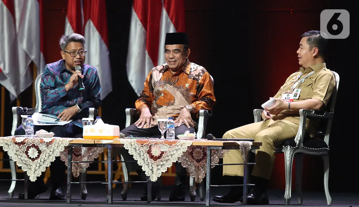 Dirjen Perimbangan Keuangan Kemenkeu Astera Primanto Bhakti (kiri) menyampaikan pendapatnya saat diskusi panel III Rakornas Indonesia Maju antara Pemerintah Pusat dan Forkopimda di Bogor, Rabu (13/11/2019). Panel III itu membahas pembangunan sumber daya manusia. (Liputan6.com/Herman Zakharia)