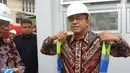 Gubernur DKI Jakarta, Anies Baswedan memakai rompi saat meresmikan Gardu Distribusi Listrik (Receiving Substation/RSS) bawah tanah MRT Jakarta di Taman Sambas, Jakarta, Jumat (13/7). (Liputan6.com/Johan Tallo)