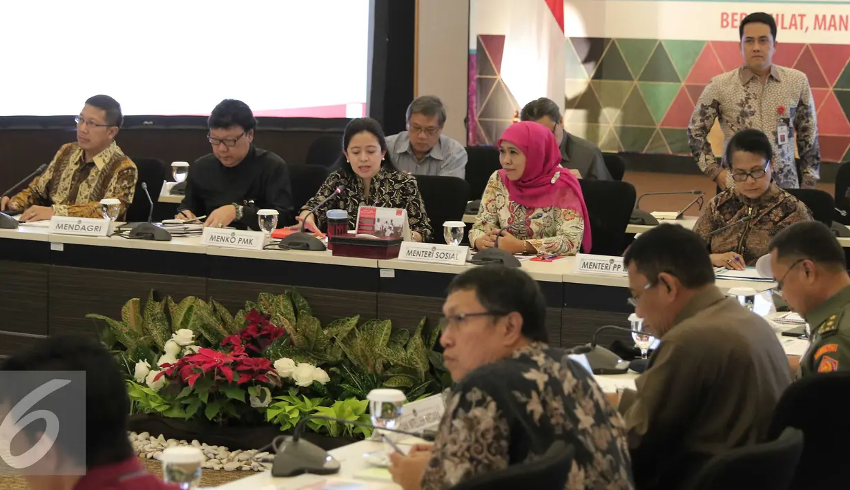 Suasana saat rapat khusus sejumlah menteri di Kantor Menko PMK, Jakarta, Selasa (2/2). Rapat membahas nasib ribuan pengungsi Gafatar yang berada di penampungan usai mereka diusir penduduk di Kalimantan. (Liputan6.com/Angga Yuniar)