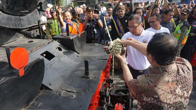 Peresmian Lokomotif Uap Kuno di Solo