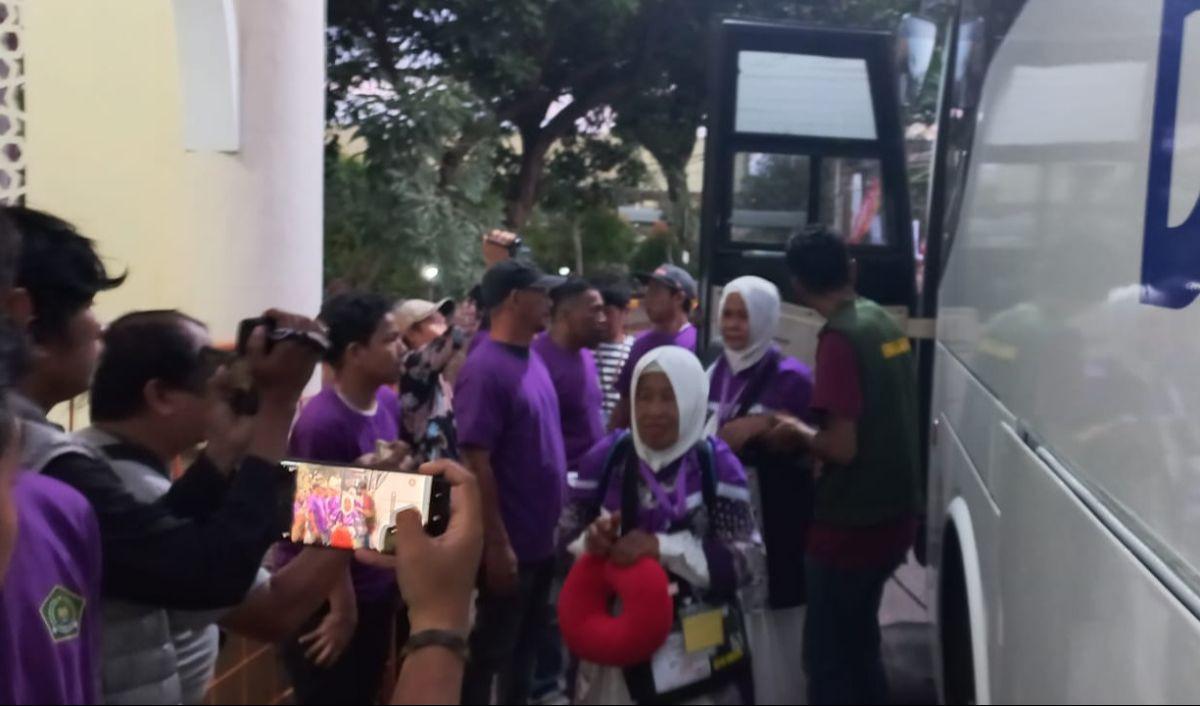 "Jadi dua kali dia putari itu pulau, baru kembali ke Bandara Internasional Sultan Hasanuddin. Jadi lebih satu jam, karena kita berangkat tadi 15:35 Wita," tuturnya.