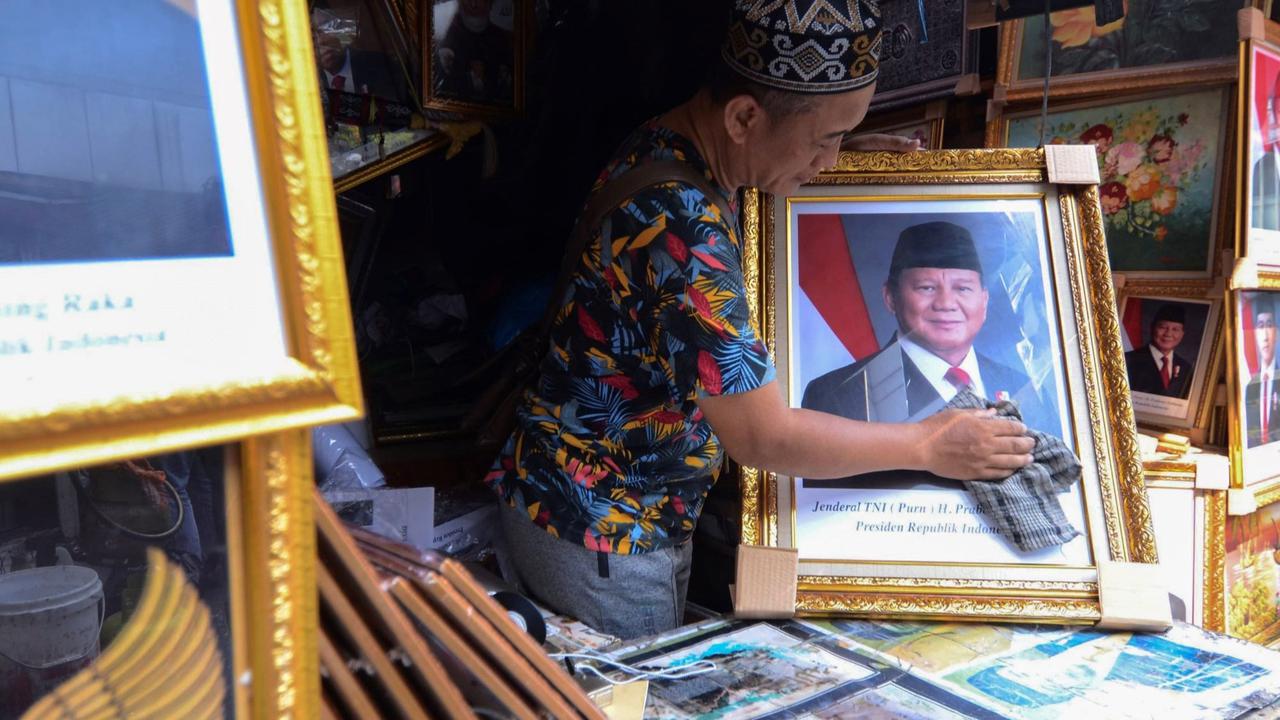 Penjualan pigura foto Prabowo dan Gibran laris manis.