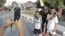 Pemain Mitra Kukar, O.K John foto bersama anak-anak seusai latihan jelang semi final Piala Presiden melawan Persib di Tenggarong, Kaltim, Minggu (4/10/2015). (Bola.com/Vitalis Yogi Trisna)