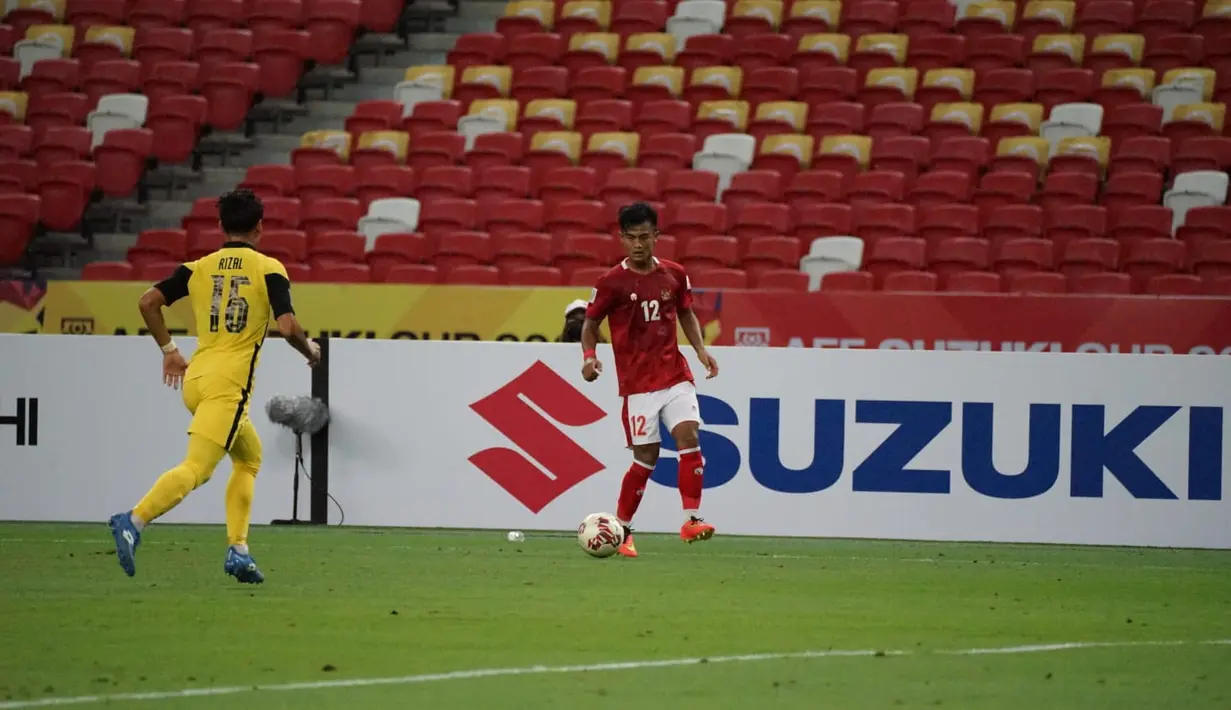 Bek Timnas Indonesia, Pratama Arhan membawa bola saat bertanding melawan timnas Malaysia pada laga Grup B Piala AFF 2020 di Stadion Nasional Singapura, Minggu (19/12/2021). Hasil ini membuat timnas melangkah ke semifinal melawan Singapura. (Foto:Dok PSSI)