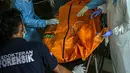 Petugas membawa kantong jenazah korban kebakaran Lapas Kelas I Tangerang usai diturunkan dari ambulans di RS Polri Kramat Jati, Jakarta, Rabu (8/9/2021). Sebanyak 41 warga binaan tewas akibat kebakaran yang terjadi di Blok C 2 Lapas Kelas I Tangerang. (Liputan6.com/Faizal Fanani)