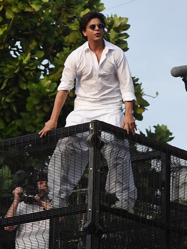 Aktor Bollywood, Shah Rukh Khan menyapa para fans pada perayaan Idul Fitri dari balkon rumahnya di Mumbai, India, Rabu (5/6/2019). Tak ingin menyia-nyiakan momen Lebaran yang dirayakan di negaranya, Shah Rukh Khan pun mengucapkan Selamat Idul Fitri di hadapan ribuan fans. (SUJIT JAISWAL/AFP)