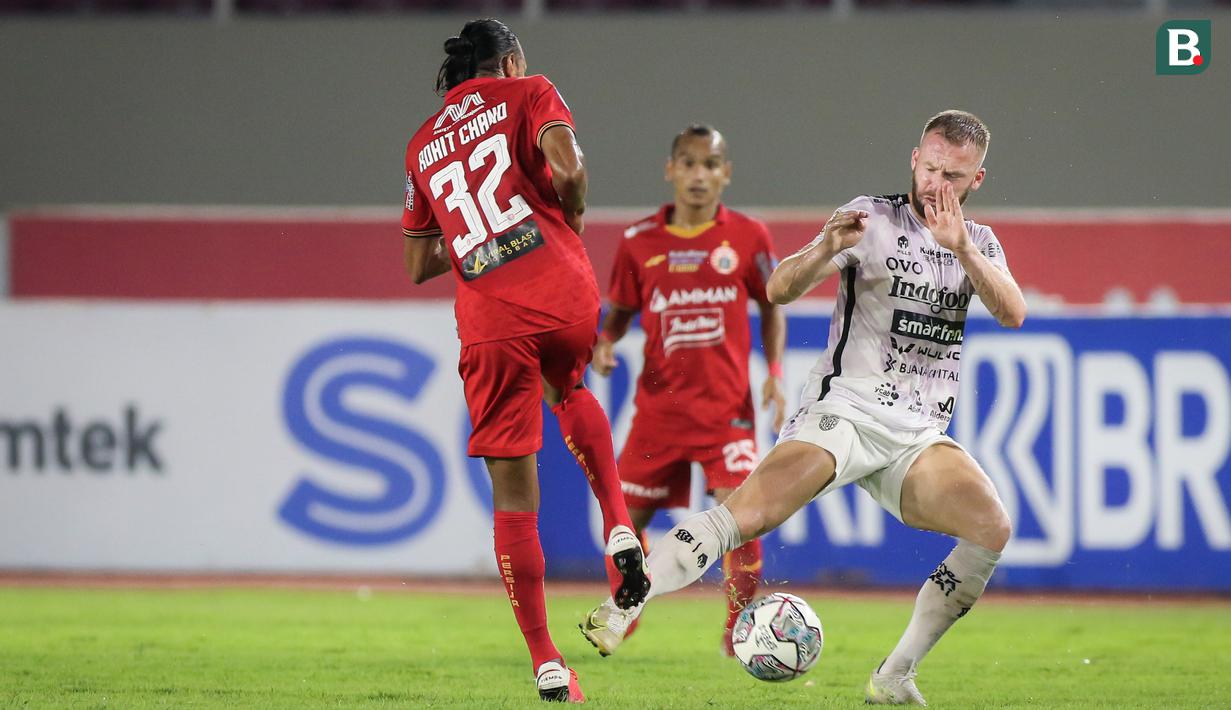 Babak kedua dimulai dengan kedua tim sama-sama ingin tampil menyerang. (Bola.com/Bagaskara Lazuardi)