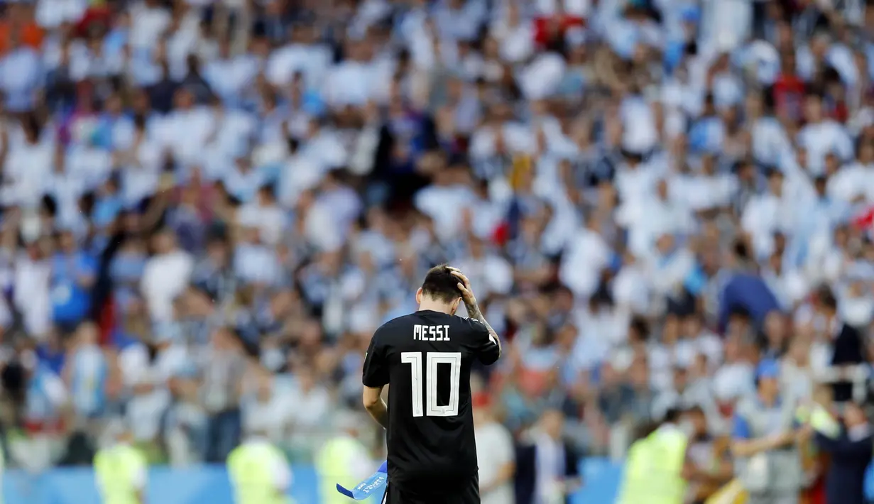 Striker Argentina, Lionel Messi, memegang kepala usai gagal mengalahkan Islandia pada laga Piala Dunia di Stadion Spartak, Sabtu (16/6/2018). Argentina bermain imbang 1-1 dengan Islandia. (AP/Antonio Calanni)