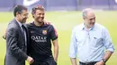 Presiden FC Barcelona, Josep Maria Bartomeu (kiri), bersama pelatih Luis Enrique (tengah) dan Direktur Olahraga Andoni Zubizarreta berfoto sambil melihat sesi latihan Xavi dkk di Joan Gamper training camp, (25/7/2014). (REUTERS/Albert Gea)