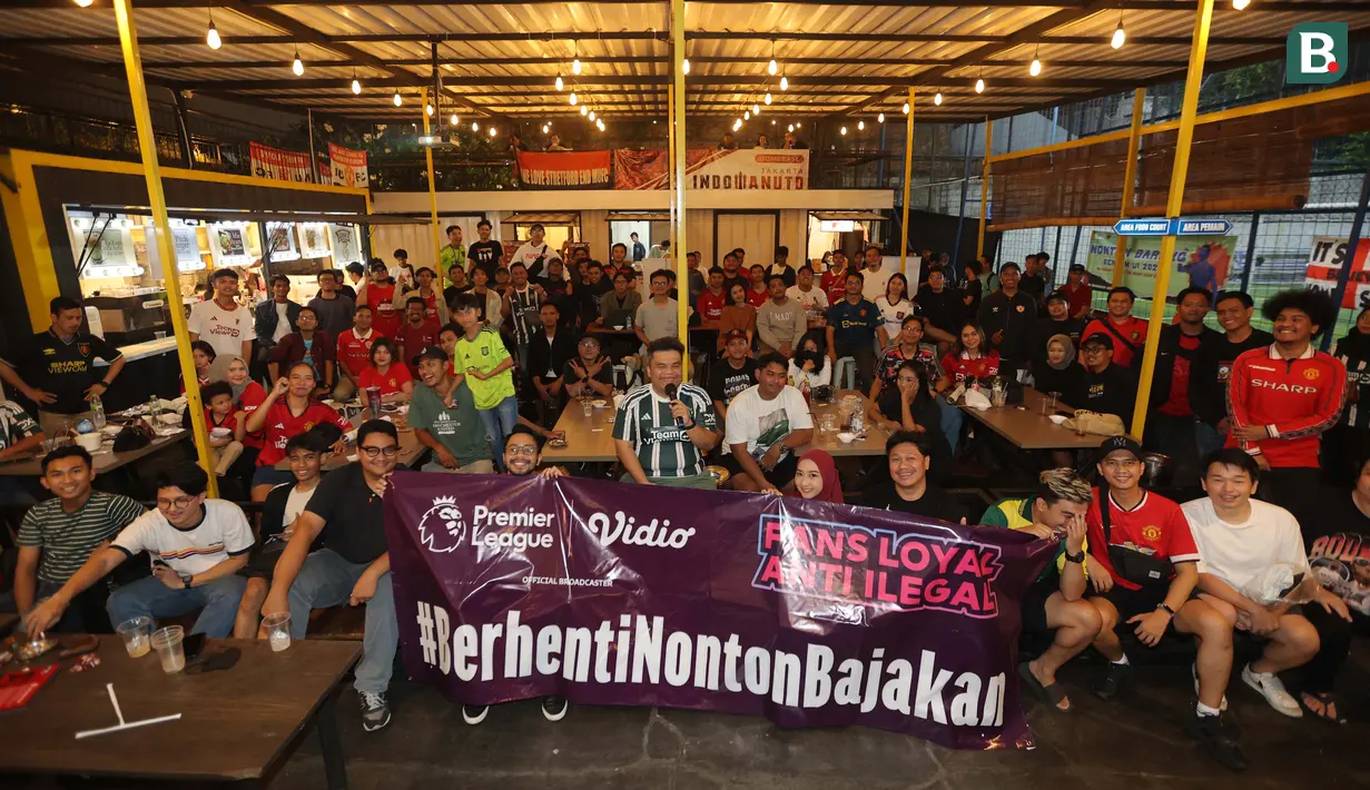 Komunitas IndoManUtd Regional Jakarta memeriahkan acara Roaring Night edisi perdana yang menampilkan pertandingan Premier League 2023/2024 antara West Ham United kontra Manchester United di Pitch 98, Kemang, Jakarta, Sabtu (23/12/2023). (Bola.com/Bagaskara Lazuardi)