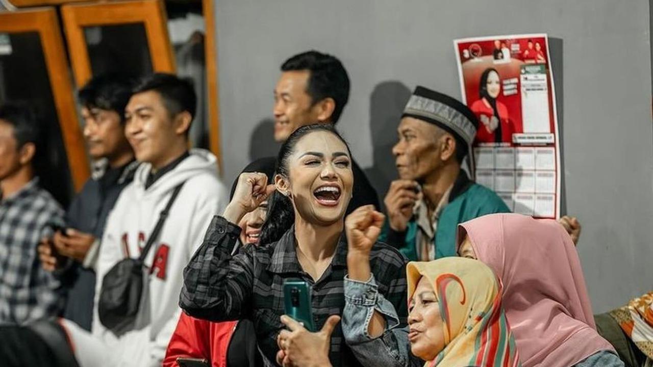 Ibu dari Aurel Hermansyah ini terlihat sangat antusias dalam membangun kedekatan dan komunikasi dengan warga desa selama pencalonannya kali ini.<br>