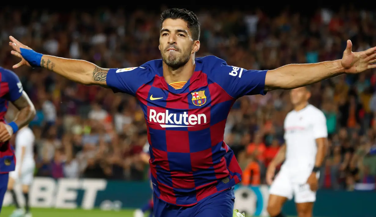 Penyerang Barcelona, Luis Suarez, berselebrasi setelah mencetak gol pembuka ke gawang Sevilla dalam pertandingan pekan kedelapan kompetisi La Liga Spanyol 2019-2020 di Camp Nou, Minggu (6/10/2019). Barcelona berhasil menang telak atas Sevilla dengan skor 4-0. (AP Photo/Joan Monfort)