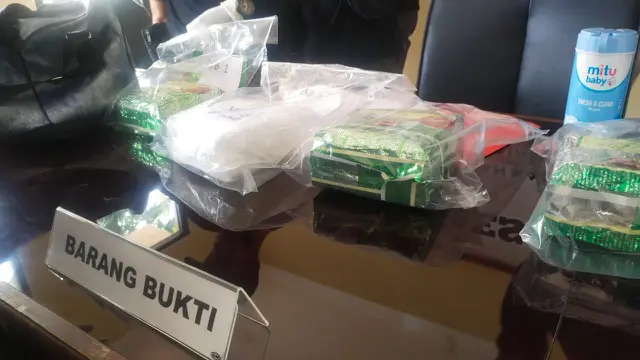 Direktorat Reserse Narkoba Polda Sulawesi Tenggara menangkap dua orang pemuda di Kota Kendari membawa 5,2 kilogram sabu-sabu.(Liputan6.com/Ahmad Akbar Fua)