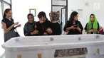 Putri sulung Yana Zein, Aurelia Callista Carilla berada di dekat jenazah Yana Zein di rumah duka Fatmawati, Jakarta, Kamis (1/6). Yana Zein meninggal pada usai 44 tahun, seusai berjuang melawan kanker payudara stadium IV. (Liputan6.com/Herman Zakharia)