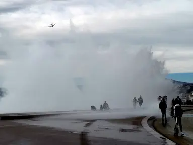 Gelombang ombak besar saat menghantam pantai Kota Nice di Riviera Prancis (28/12/2020). Badai Bella telah menghantam sebagian besar wilayah Prancis. (AFP/Valery Hache)
