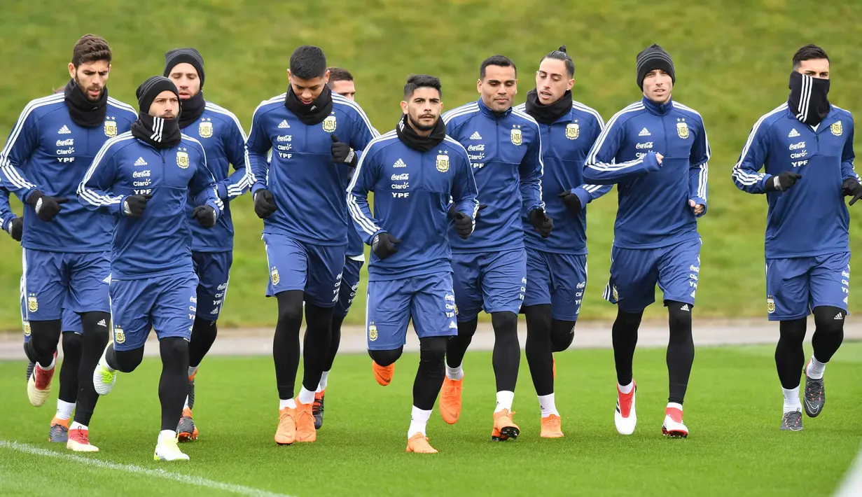 Pemain Argentina melakukan pemanasan saat sesi latihan di kompleks pelatihan City Academy di Manchester, Inggris (20/3). Timnas Argentina akan berhadapan dengan Italia pada pertandingan persahabatan 23 Maret di Ethiad Stadium. (AFP Photo/Anthony Devlin)